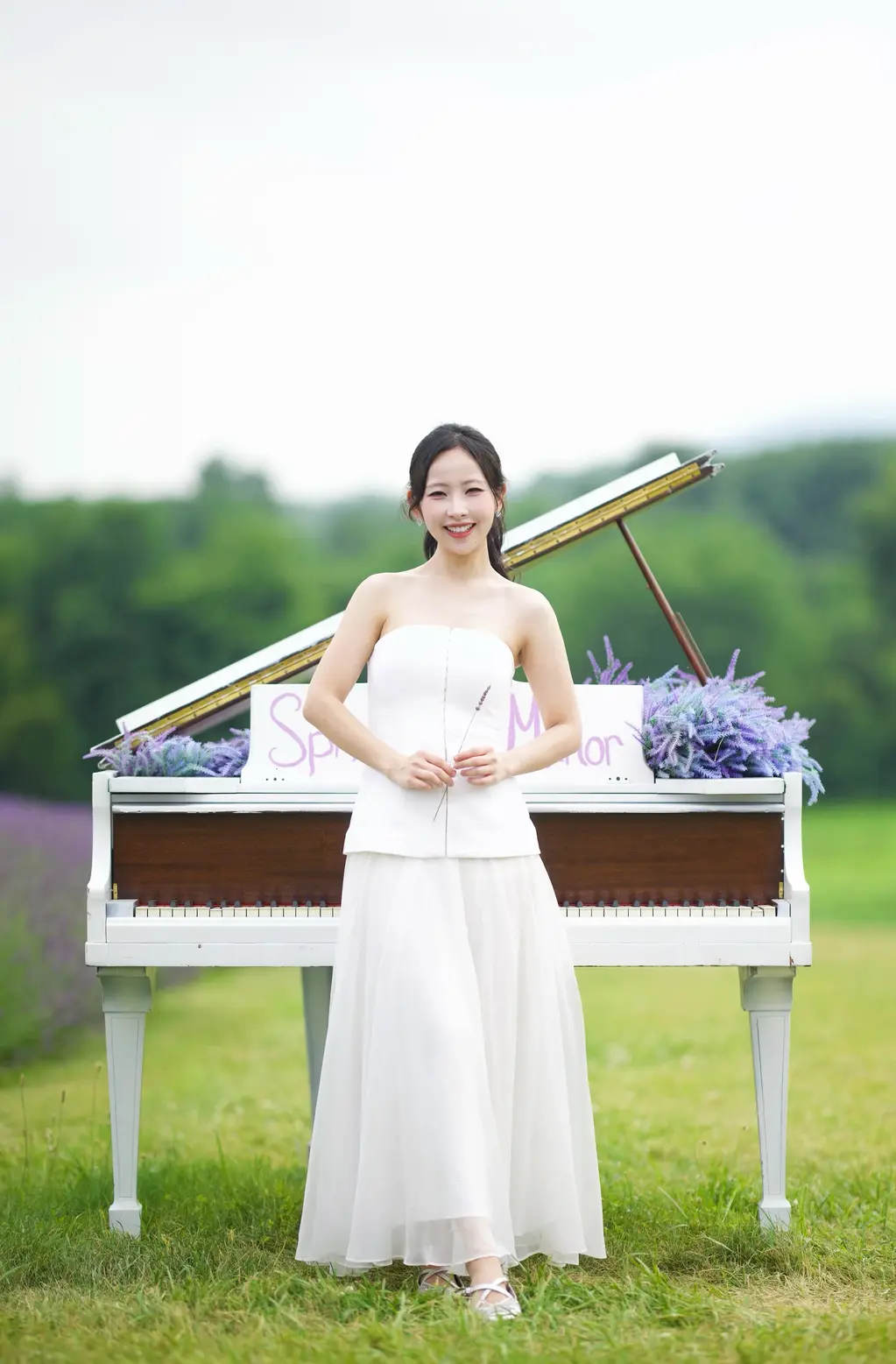 Mei An performing at a white grand piano