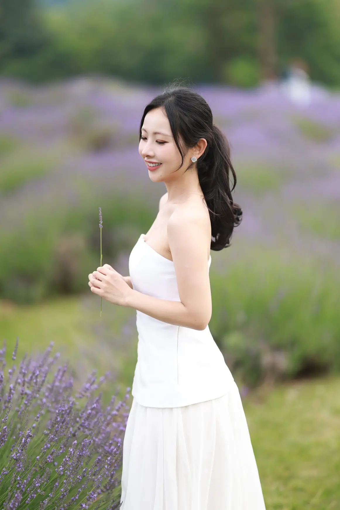Portrait of pianist Mei An among lavender